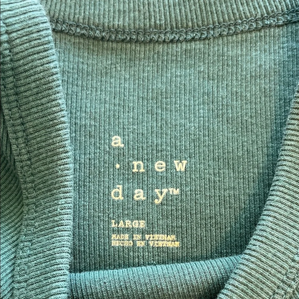 Lot of a new day layering tanks - Picture 12 of 15